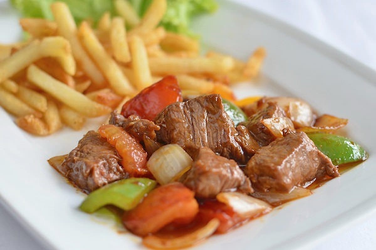 Bò lúc lắc khoai tây chiên