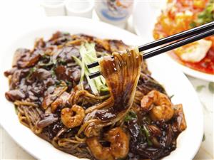 Mì trộn tương đen hải sản